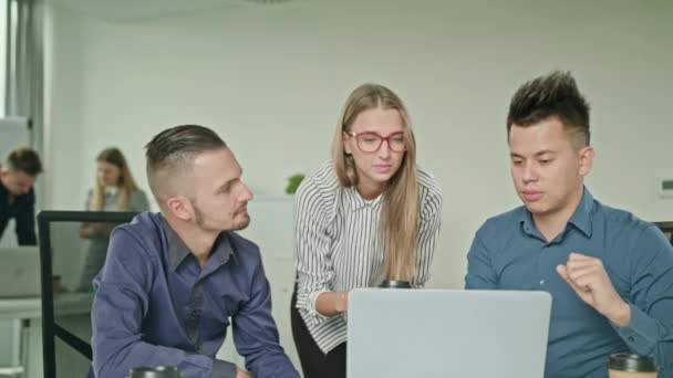 Emberek csoport használ Laptop Modern indítási hivatalban — Stock videók