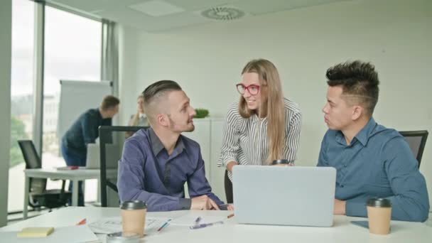 Группа людей с помощью ноутбука в современном офисе запуска — стоковое видео