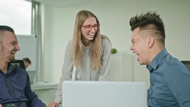 Människor grupp använder Laptop i moderna start Office — Stockvideo