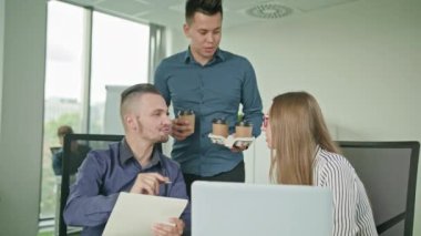 İki kişi bir dizüstü bilgisayarda çalışıyor