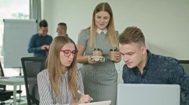 İki adam bir dizüstü bilgisayar üzerinde çalışıyoruz