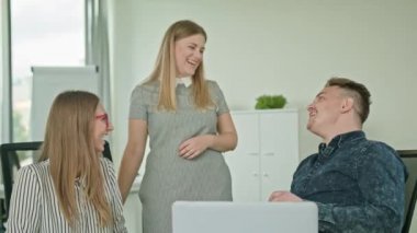 İki adam bir dizüstü bilgisayar üzerinde çalışıyoruz