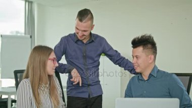 İki kişi bir dizüstü bilgisayarda çalışıyor