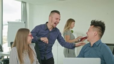 İki kişi bir dizüstü bilgisayarda çalışıyor