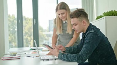 İki kişi tartışırken fikirler dijital Tablet kullanma