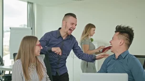 Dos personas están trabajando en un ordenador portátil — Vídeos de Stock