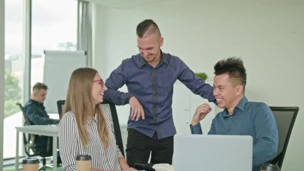 Due persone stanno lavorando su un computer portatile — Video Stock