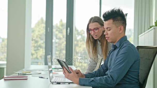 Duas pessoas discutindo ideias usando tablet digital — Vídeo de Stock