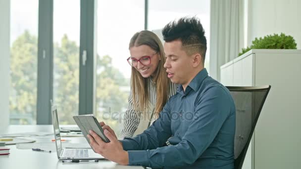 Duas pessoas discutindo ideias usando tablet digital — Vídeo de Stock