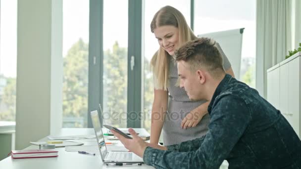 Duas pessoas discutindo ideias usando tablet digital — Vídeo de Stock