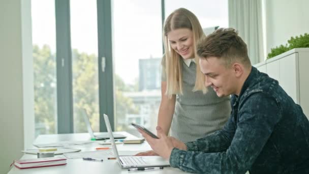 Twee mensen bespreken ideeën met behulp van digitale Tablet — Stockvideo