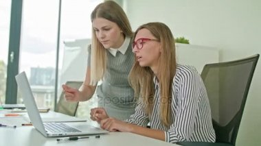 Dizüstü bilgisayar kullanarak iki kadın fikirleri tartışmak