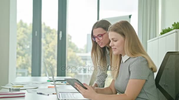 Zwei Frauen diskutieren Ideen mit digitalem Tablet — Stockvideo