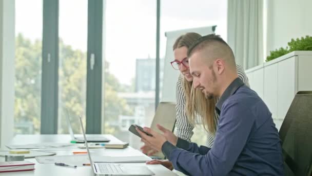 Två personer diskutera idéer med hjälp av digitala tablett — Stockvideo