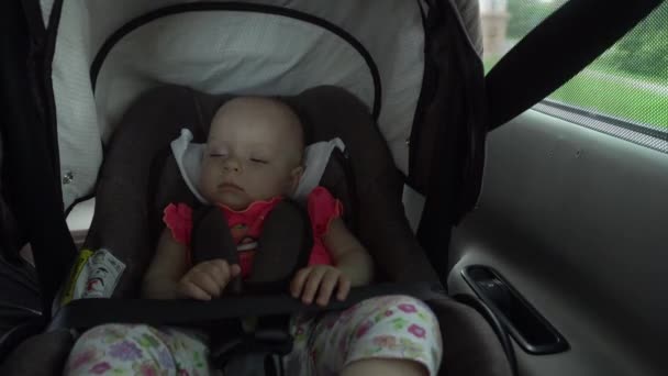 Menina bebê dormindo no assento do carro criança . — Vídeo de Stock