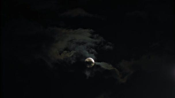 New Moon ve Pitchblack gökyüzünde bulutlar — Stok video