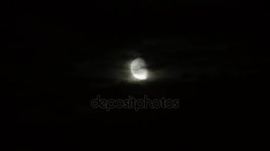 New Moon ve Pitchblack gökyüzünde bulutlar