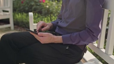 Genç adam parkta bir telefon kullanma