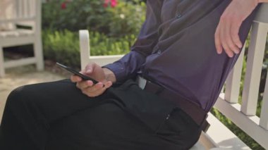 Genç adam parkta bir telefon kullanma