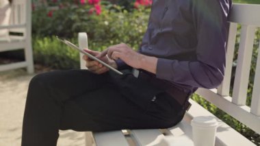 Genç adam parkta Tablet kullanma