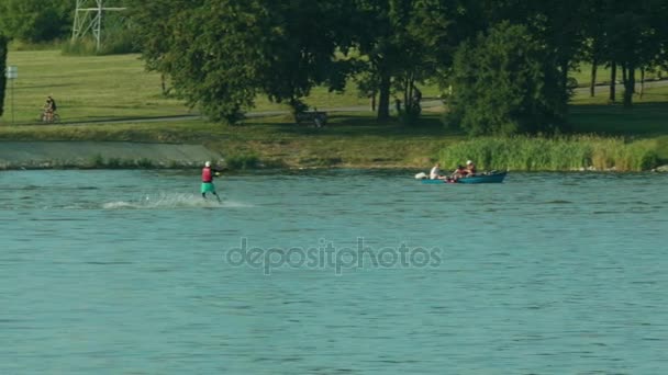 Молодий чоловік Вотскінґ на озері — стокове відео