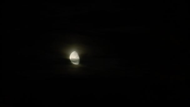 Nouvelle lune et nuages dans le ciel noir aigu — Video