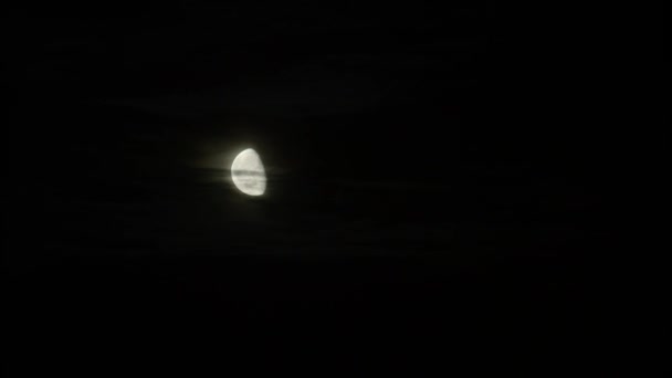 Luna Nueva y Nubes en el Cielo Negro — Vídeo de stock