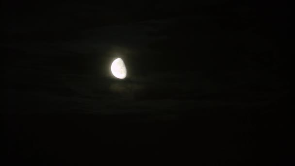 Luna Nueva y Nubes en el Cielo Negro — Vídeos de Stock