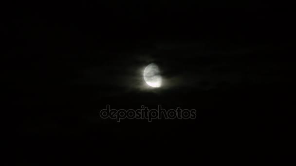 Nouvelle lune et nuages dans le ciel noir aigu — Video