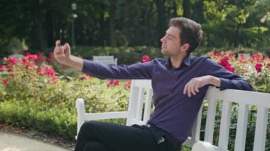 Parkta bir Selfie yapma genç adam