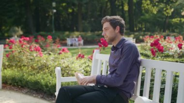 Genç adam parkta bir aperatif olması