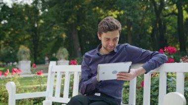 Genç adam parkta Tablet kullanma