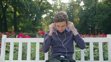 Genç adam parkta müzik
