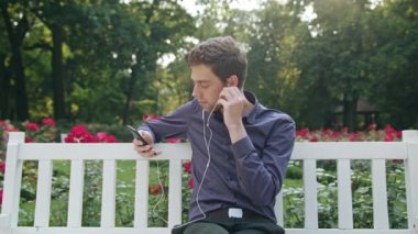 Genç adam parkta müzik