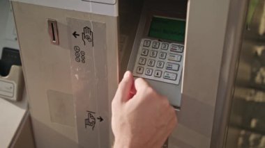 Genç adamın Atm kullanarak ele