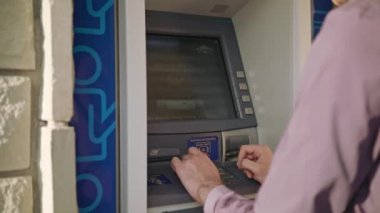 Genç adam Atm kullanarak