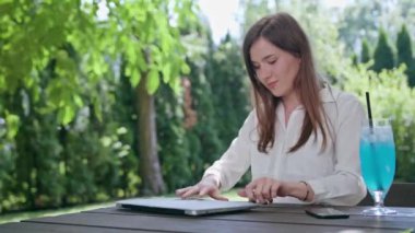 İş kadını bir dizüstü bilgisayar kullanarak