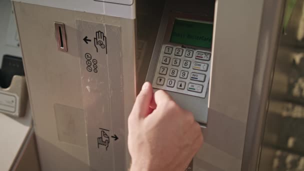 Mladý Mans Hand pomocí služeb Atm — Stock video