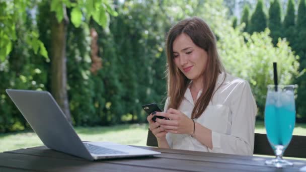 Mujer de negocios usando un teléfono — Vídeos de Stock