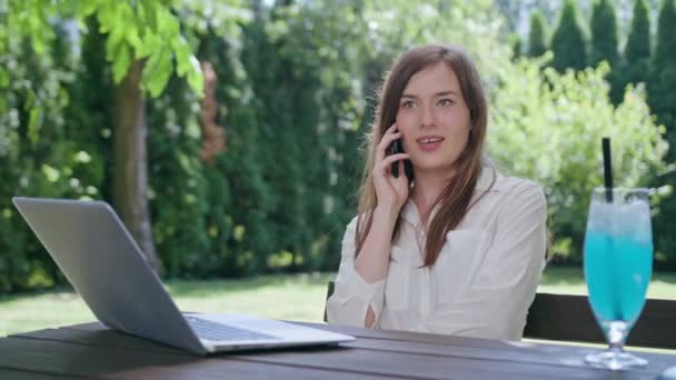 Femme d'affaires parlant au téléphone — Video