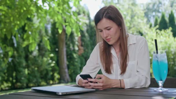 Business Lady met behulp van een telefoon — Stockvideo