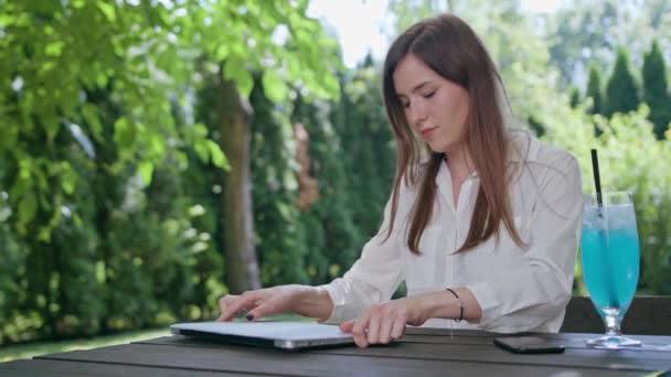 Бізнес леді використовуючи ноутбук — стокове відео