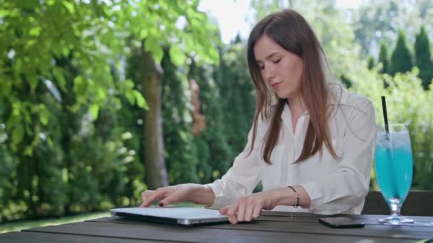 Mujer de negocios usando un ordenador portátil — Vídeos de Stock