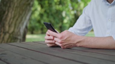 Parkta bir telefonu kullanarak eller mans