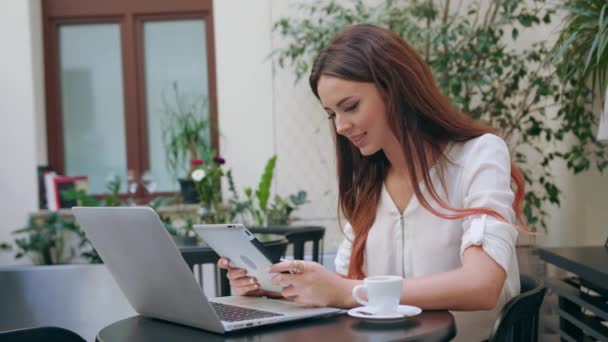 Gyönyörű lány használ egy ipad, a szobában — Stock videók