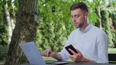 Parkta telefonda konuşan bir genç adam
