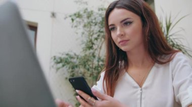 Bir bilgisayar ve bir telefon odaya kullanarak bir Bayan