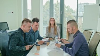 Çok etnik gruptan oluşan iş takım toplantısı