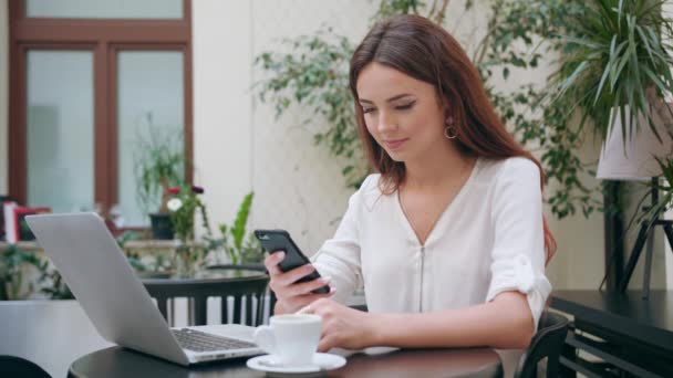 Hermosa chica usando un teléfono móvil en la habitación — Vídeos de Stock