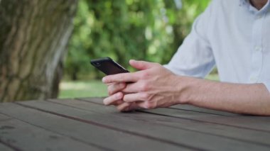 Parkta bir telefonu kullanarak eller mans